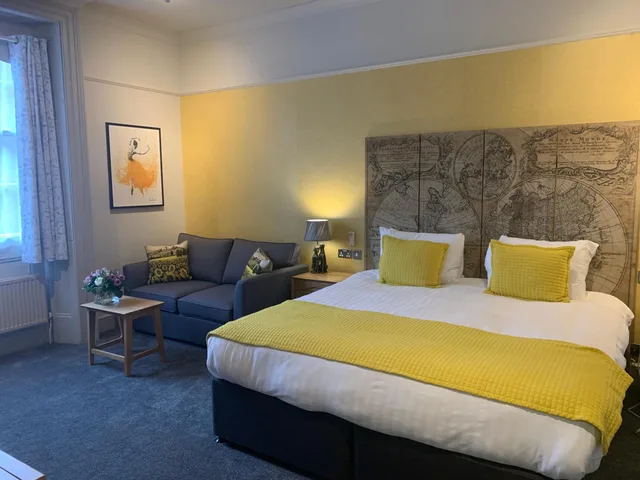 جناح جونيور، The Christopher Hotel 2/9