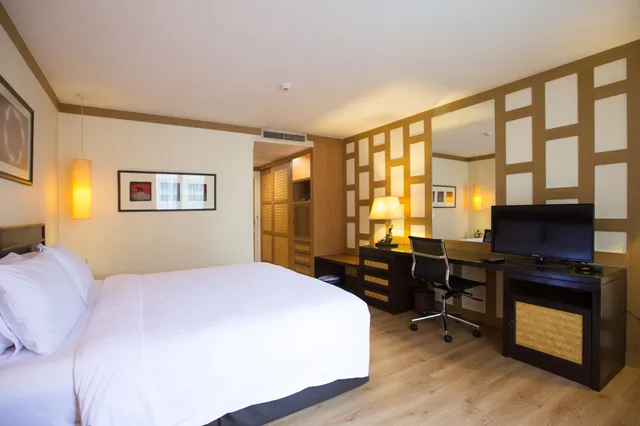 Deluxe, Queen Bed, The Tarntawan Hotel Surawong Bangkok 4/10