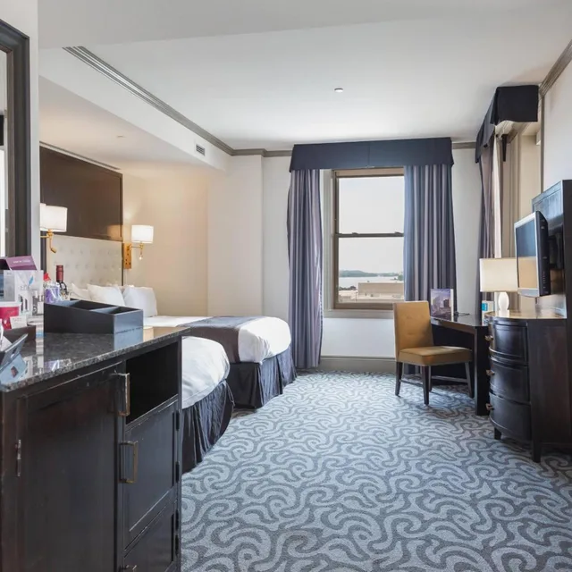 غرفة قياسية بسريرين كوين، Hotel Blackhawk Autograph Collection 1/3