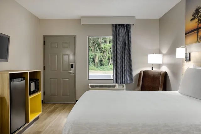 غرفة بسرير كينج، Days Inn By Wyndham North Columbia Ft Jackson 2/4