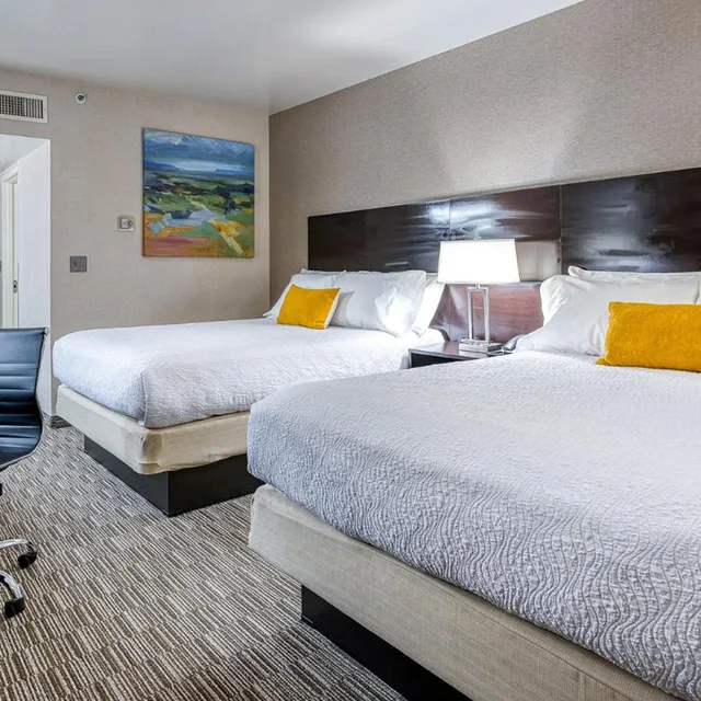 غرفة بسرير كينج وسرير كوين، University Inn 1/3