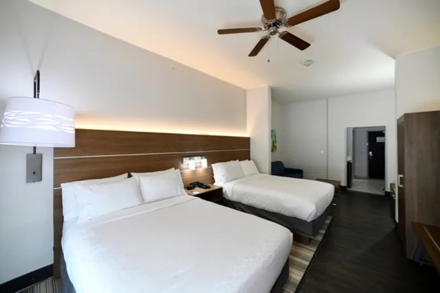 suite, 2 queen beds, Holiday Inn Express Hotel & Suites Seguin 1/3