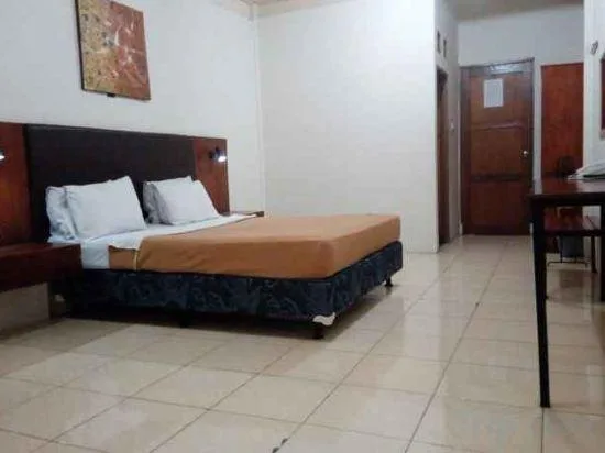 غرفة ديلوكس بسرير كينج، Hotel Augusta Lembang 2/3