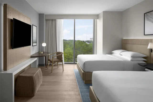 Room, 2 Queen Beds, Water View, Bathtub, Accessible، Hilton Jacksonville at Mayo Clinic 2/4