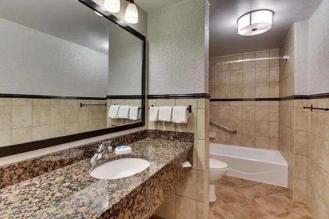 جناح بسرير كينج بغرفتين مع أريكة في طابق مرتفع، Drury Inn and Suites Phoenix Happy Valley 9/10
