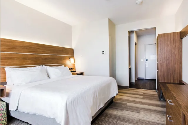 غرفة قياسية بسرير كينج، HOLIDAY INN EXPRESS & SUITES WEST EDMONTON-MALL AREA 1/4