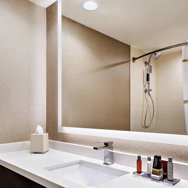 غرفة بسرير كينج مع دخول صالة النادي، Cleveland Marriott East 5/7