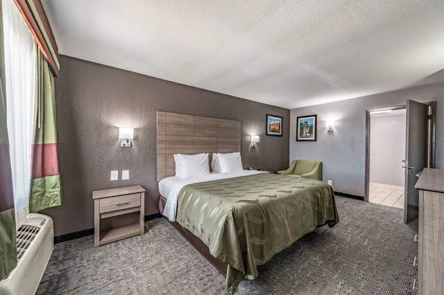 غرفة بسرير كينج لذوي الإعاقة، Quality Inn I-10 East near Frost Bank Center 2/4