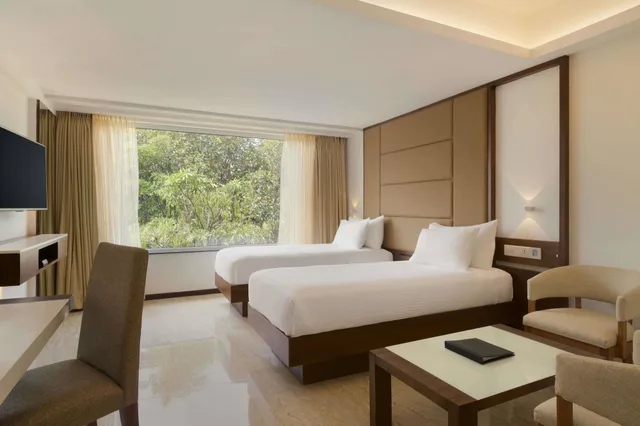 غرفة فاخرة بسرير كينج، Ramada Resort by Wyndham Kochi 4/7