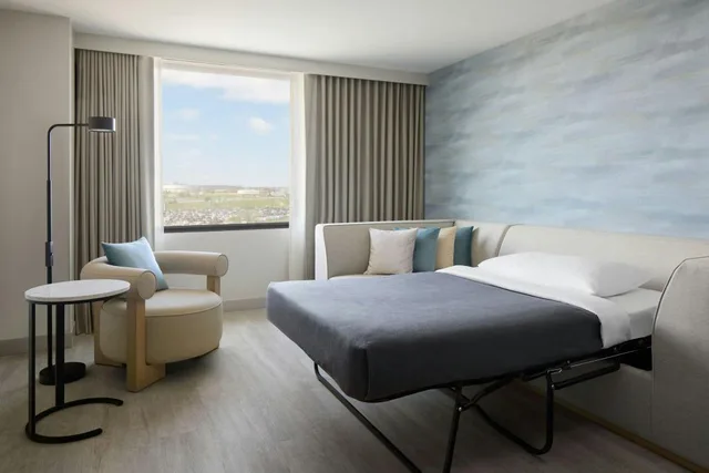 غرفة كلوب كبيرة بسرير كينج مع أريكة مع دخول صالة النادي، Toronto Airport Marriott 3/6