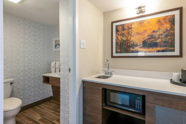 جناح بسرير كينج لذوي الإعاقة، Hampton Inn Manchester Downtown, NH 3/4