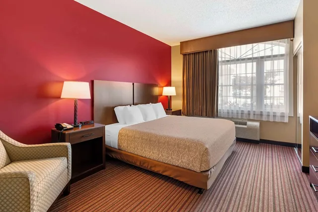 شقة بسرير فردي مع أريكة بحوض جاكوزي، Best Western Plus Dutch Haus Inn And Suites 3/7