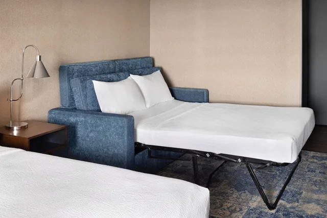 غرفة تقليدية بسرير كينج مع أريكة، Four Points by Sheraton Edmonton South 3/5