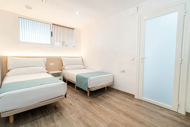 شقة سوبيريور بسريرين منفصلين مع أريكة، Kensington Apts Econotels 1/3