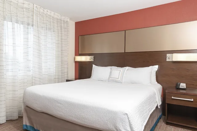 جناح بسرير كينج بغرفة نوم واحدة مع أريكة، RESIDENCE INN AKRON SOUTH/GREEN 3/6