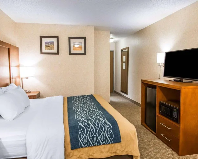 غرفة بسرير كينج بحوض جاكوزي، Quality Inn Lewiston 2/3