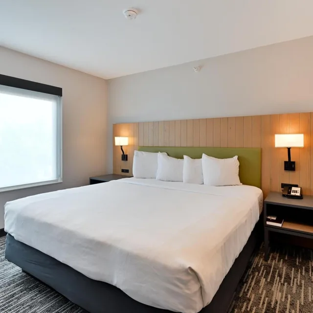 جناح بسرير كينج بغرفة نوم واحدة مع أريكة لذوي الإعاقة، Country Inn Suites By Radisson Bloomington Normal Airport Il 2/5
