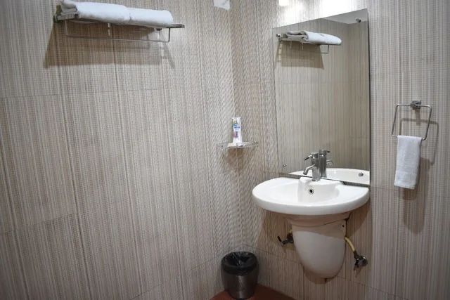 غرفة قياسية بسريرين منفصلين، HOTEL RADHIKA REGENCY 9/10