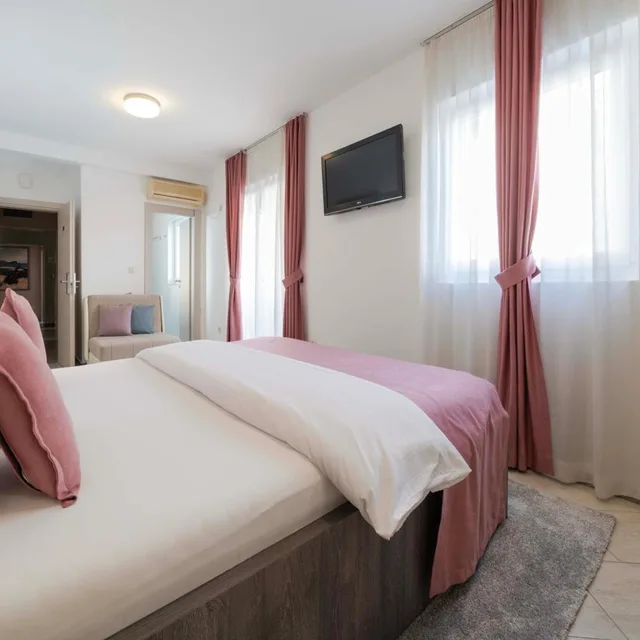 غرفة قياسية بسرير مزدوج أو سريرين منفصلين مع سرير إضافي، BOUTIQUE HOTEL MOMENTUM by Aycon 2/10
