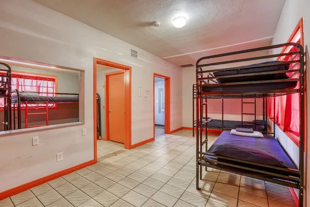 Female Dorm, 6 Beds, Sin City Hostel 2/2