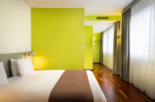 غرفة بريميوم ركنية بسرير كينج، Holiday Inn Zurich Messe 3/5
