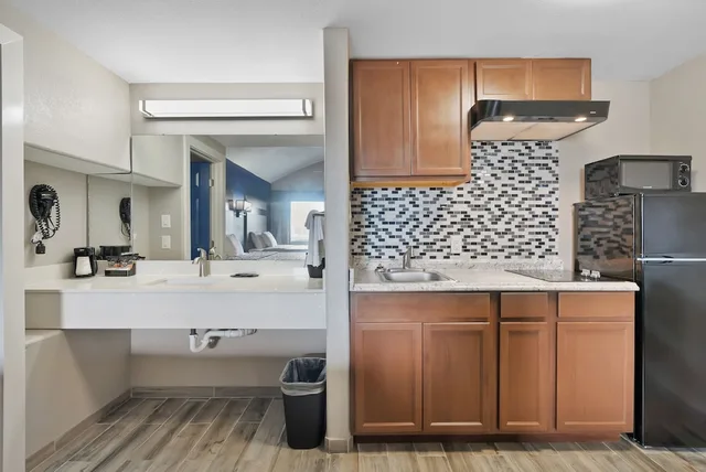 Standard, 2 Queen Beds, Kitchenette, Accessible, Blue Wave Inn 6/6