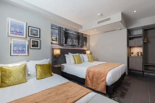 Comfort, Twin Beds, 1 Double and 1 Single Bed, Partial View، Leonardo Hotel Amsterdam Museum Quarter 8/10