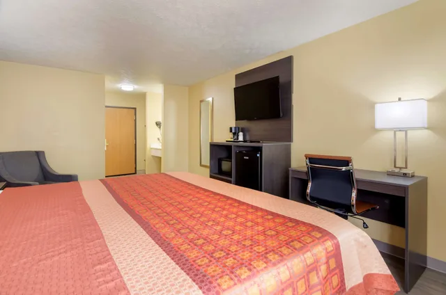 Room, King Bed, Americas Best Value Inn & Suites Independence Va 1/3
