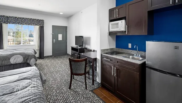 Room, King Bed, Kitchenette, Belmont Inn and Suites 2/8