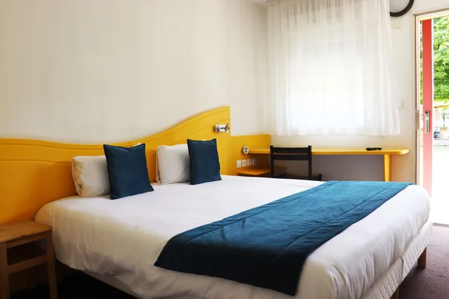 غرفة بسرير كينج، Village Hotel 1/7