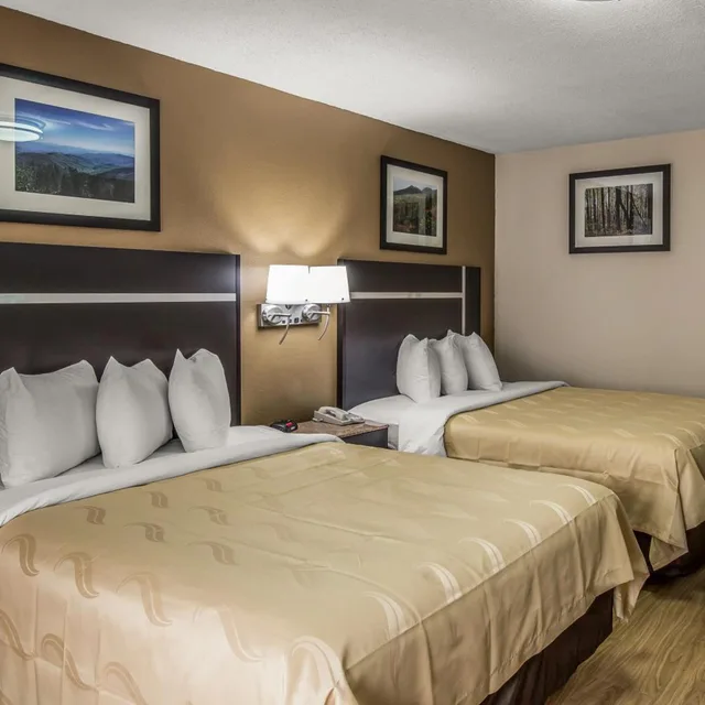 غرفة قياسية بسريرين كوين بشرفة، Quality Inn & Suites Gatlinburg North 7/10