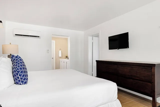 غرفة بسرير كوين، Pelican Beach Hotel 1/6