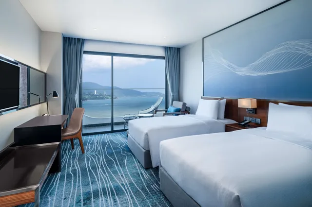 غرفة عائلية بسرير مزدوج وسريرين منفصلين بإطلالة على البحر بحوض استحمام، Hilton Garden Inn Da Nang 1/10