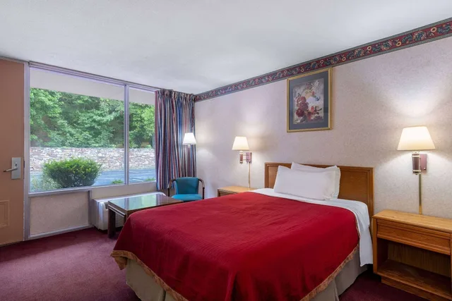 غرفة بسرير مزدوج لذوي الإعاقة، Howard Johnson by Wyndham Salem Hotel & Conference Center 2/7