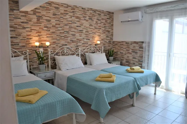 غرفة ثلاثية، Kastro Hotel 5/10