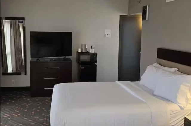 Executive, Suite, King Bed, Wyndham Rochester Downtown 1/1