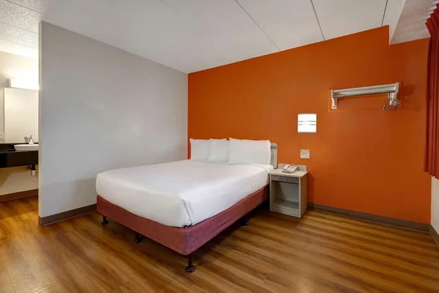 غرفة قياسية بسرير مزدوج لذوي الإعاقة، Motel6 Lakeville, MN - South - Lakeville 2/6