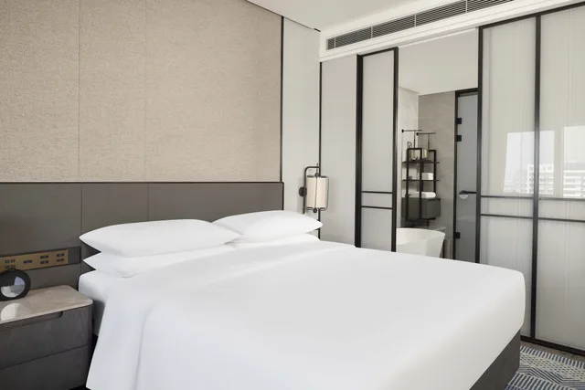 غرفة ديلوكس بسرير كينج بإطلالة على الجبل، Sheraton Pujiang 3/5