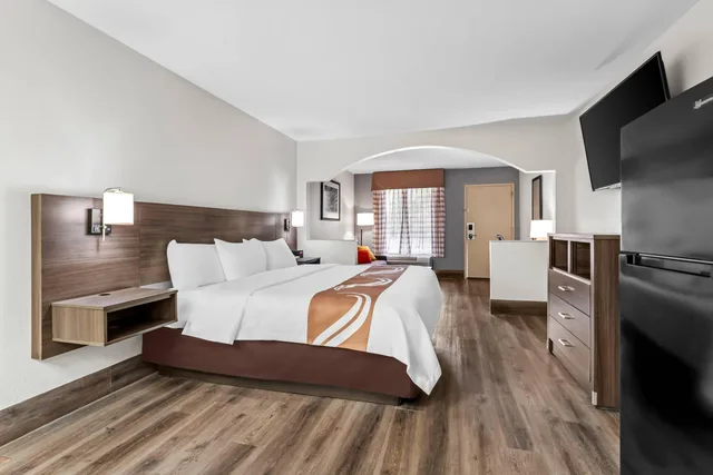 جناح بسرير كينج للمدخنين، Quality Inn & Suites near Robins Air Force Base 1/5