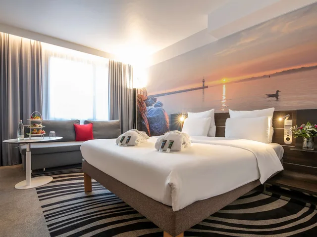 Superior, Double Bed, Sofa, NOVOTEL HAMBURG CITY ALSTER 2/9