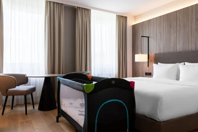 غرفة ديلوكس بسرير كينج، AC Hotel by Marriott Berlin Humboldthain Park 1/5