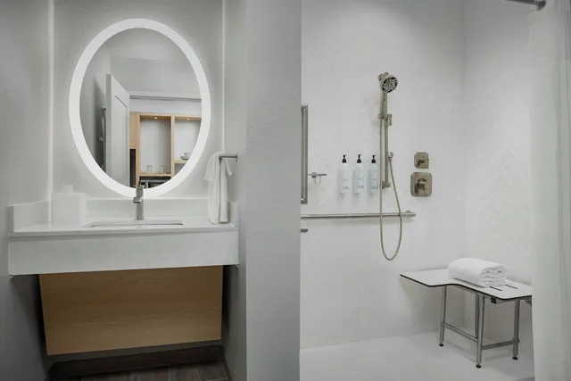 جناح بسرير كينج بغرفة نوم واحدة مع أريكة لذوي الإعاقة، TownePlace Suites by Marriott Forney 2/2