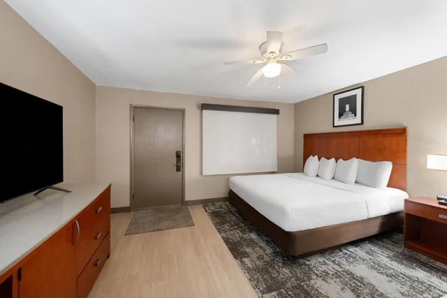 غرفة بسرير كينج، Travelodge by Wyndham Parker 1/7