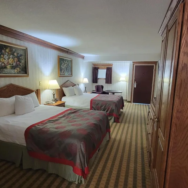 غرفة ديلوكس بسريرين كوين، Ramada by Wyndham Saginaw Hotel and Suites 3/8
