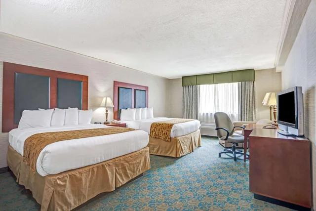 غرفة بسريرين كوين، Baymont by Wyndham Bremerton WA 1/2