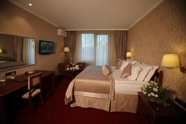 غرفة بسرير كوين، Grand Hotel & Spa Tirana 1/6
