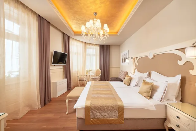 غرفة سوبيريور بسرير كينج وسرير فردي بإطلالة على المدينة، Piazza Heritage Hotel 1/8