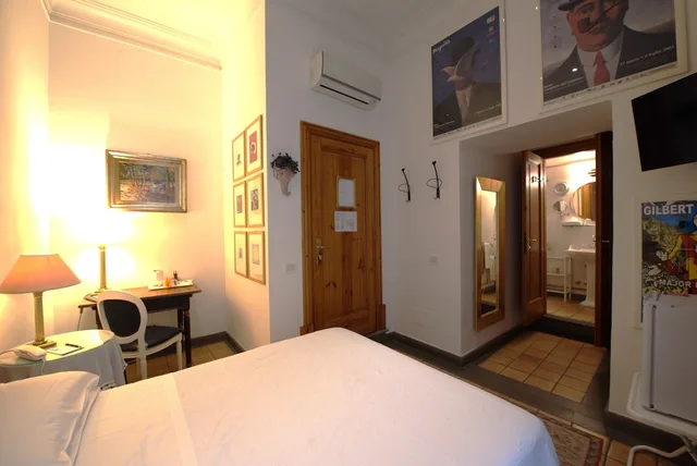 Room, Double Bed, Street View, Small، Hotel Locanda Cairoli 2/10