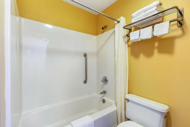 Upgrade, Efficiency, Suite, King Bed، Econo Lodge Northport near University 4/4