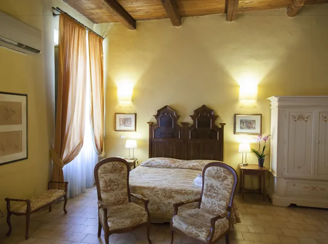 جناح جونيور بسرير كوين، Palazzo Guiderocchi 1/2
